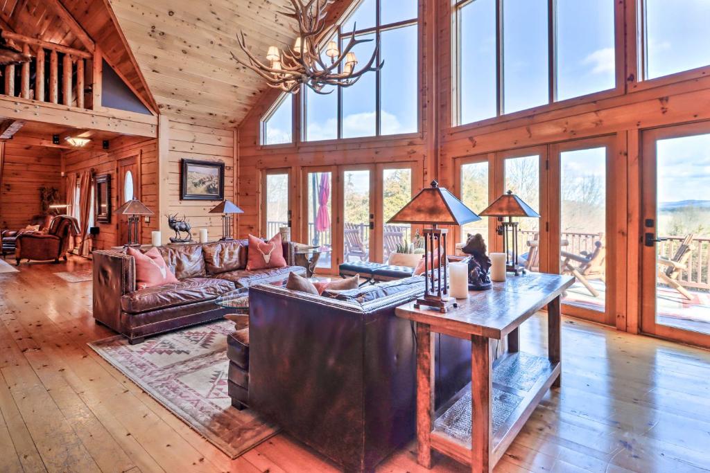 Luxury Log Cabin on 12 and Acres with Mtn Views!